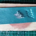 革にロゴを刻印した様子