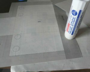 型紙をのりしろでつなぐ