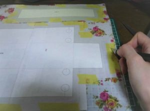 布を型紙通りに切断