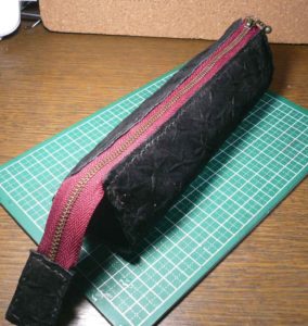 レザーペンケース　閉じた状態