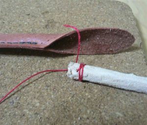 芯材にひもを括り付ける