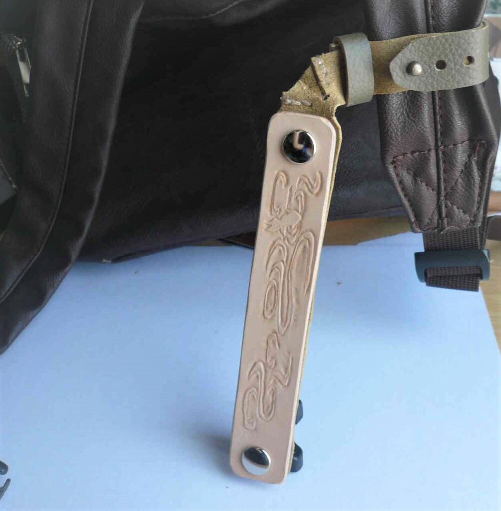 垂直に垂れ下がる
