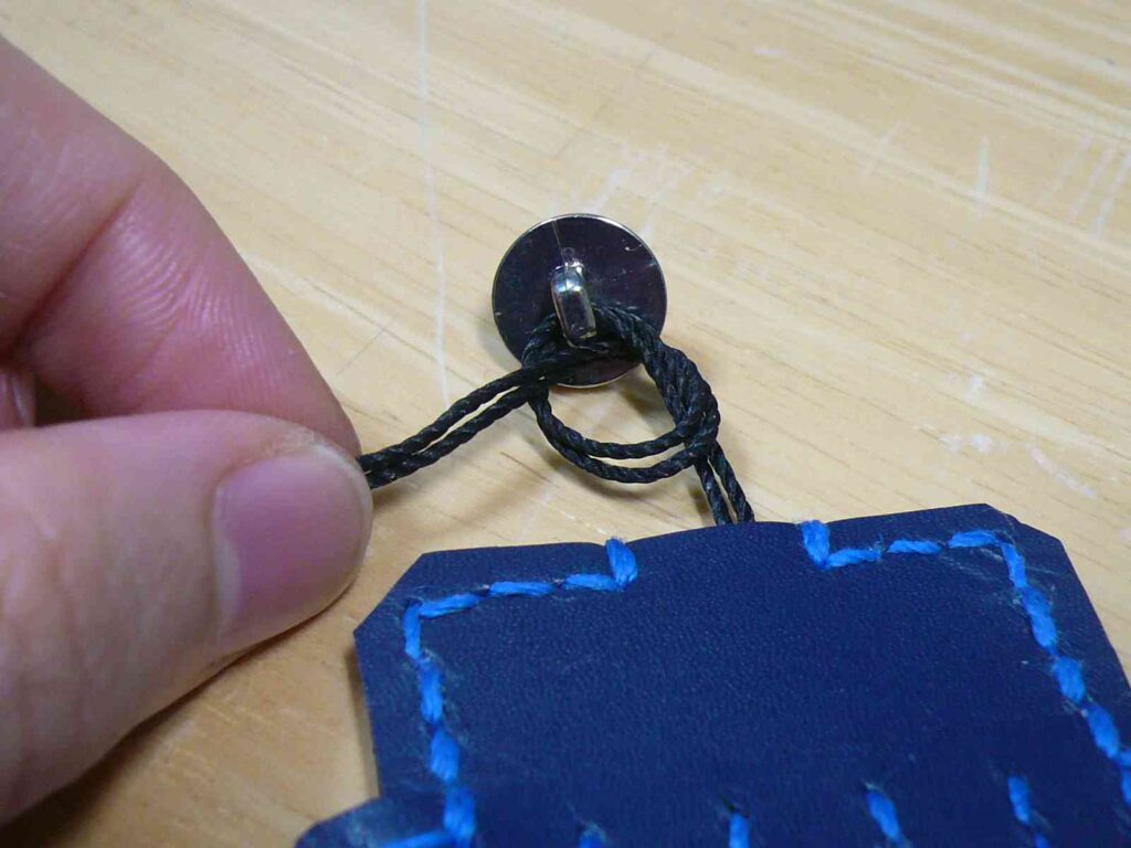 紐の先端を結ぶ