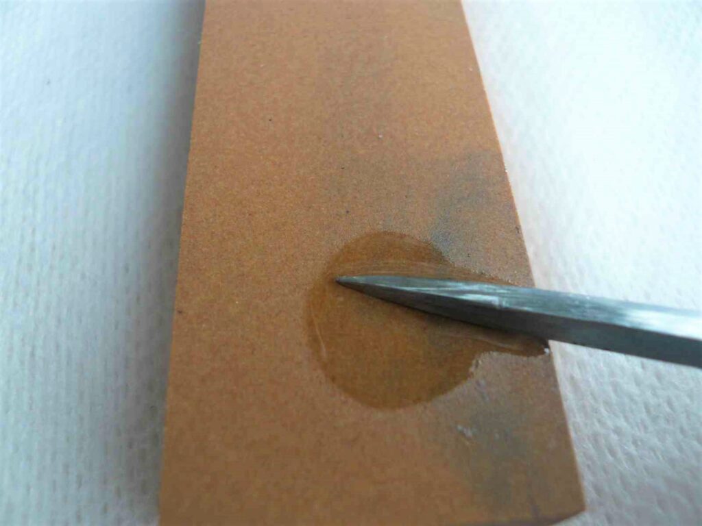 菱切りを研ぐ